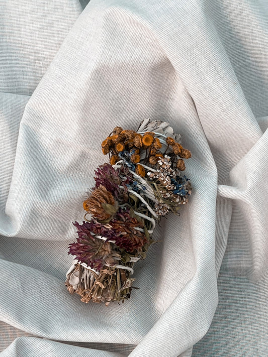 Sage sticks med midsommarblommor för rening av hem och meditation, handgjorda med naturliga örter och blommor.