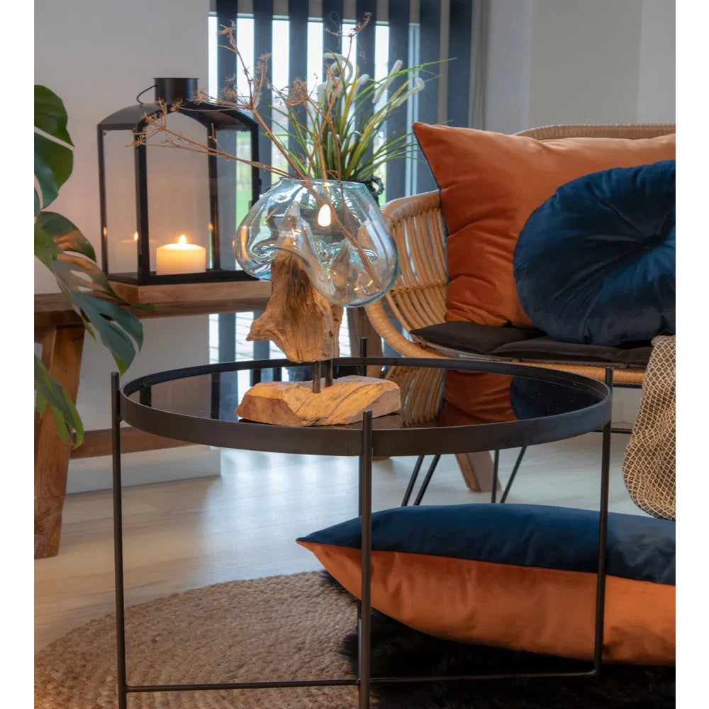 Mellan Waterdrop-skål i miljö med levande ljus