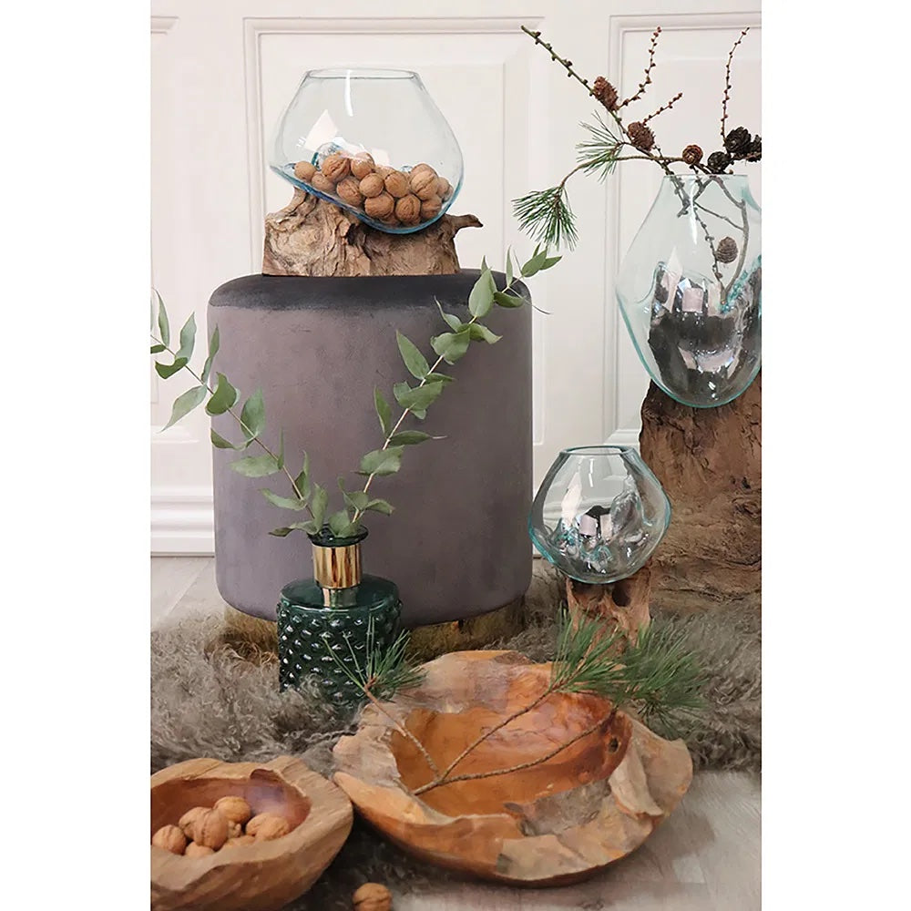 Liten Waterdrop-skål på puff med julig heminredning