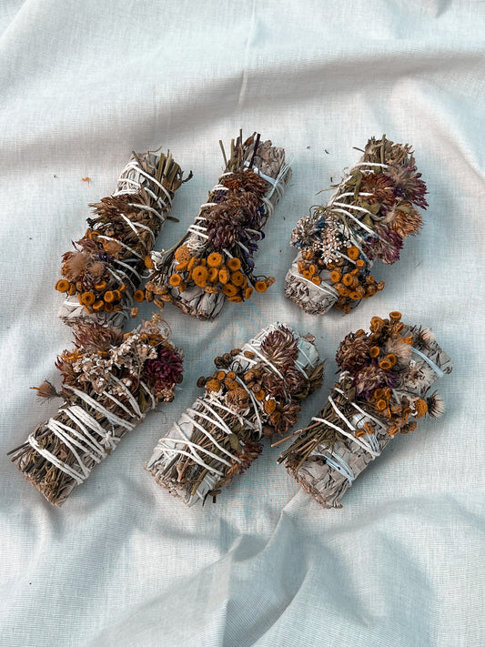 Sage sticks med midsommarblommor för rening av hem och meditation, handgjorda med naturliga örter och blommor.