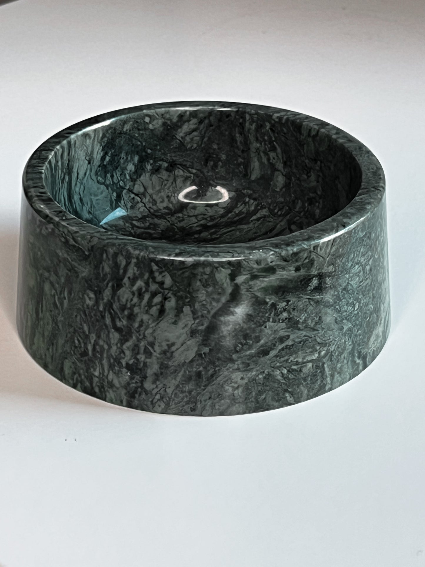 Elegant hundskål i djupgrön marmor – liten storlek, exklusiv och naturlig touch för husdjur med stil.