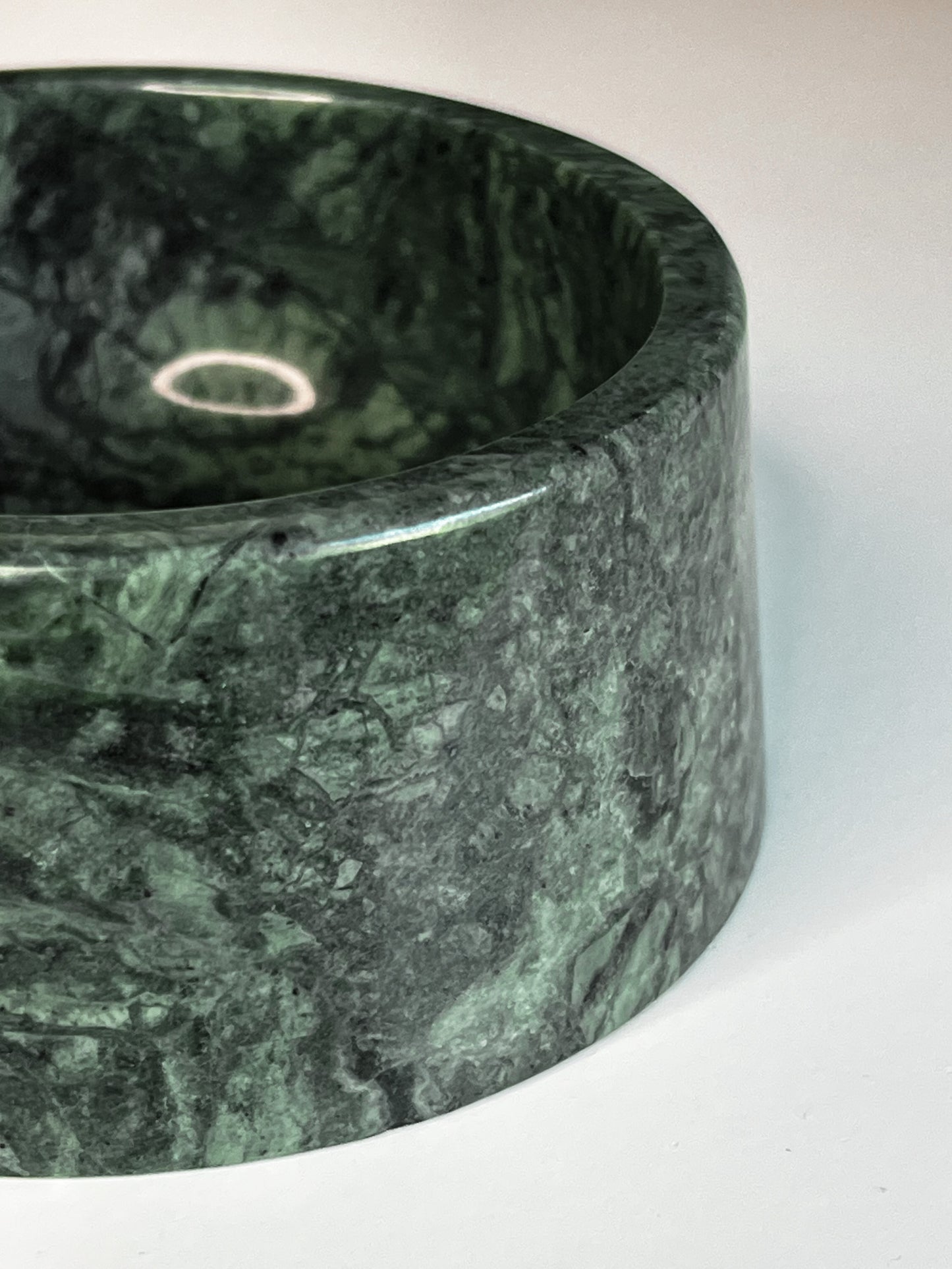 Elegant hundskål i djupgrön marmor – liten storlek, exklusiv och naturlig touch för husdjur med stil.