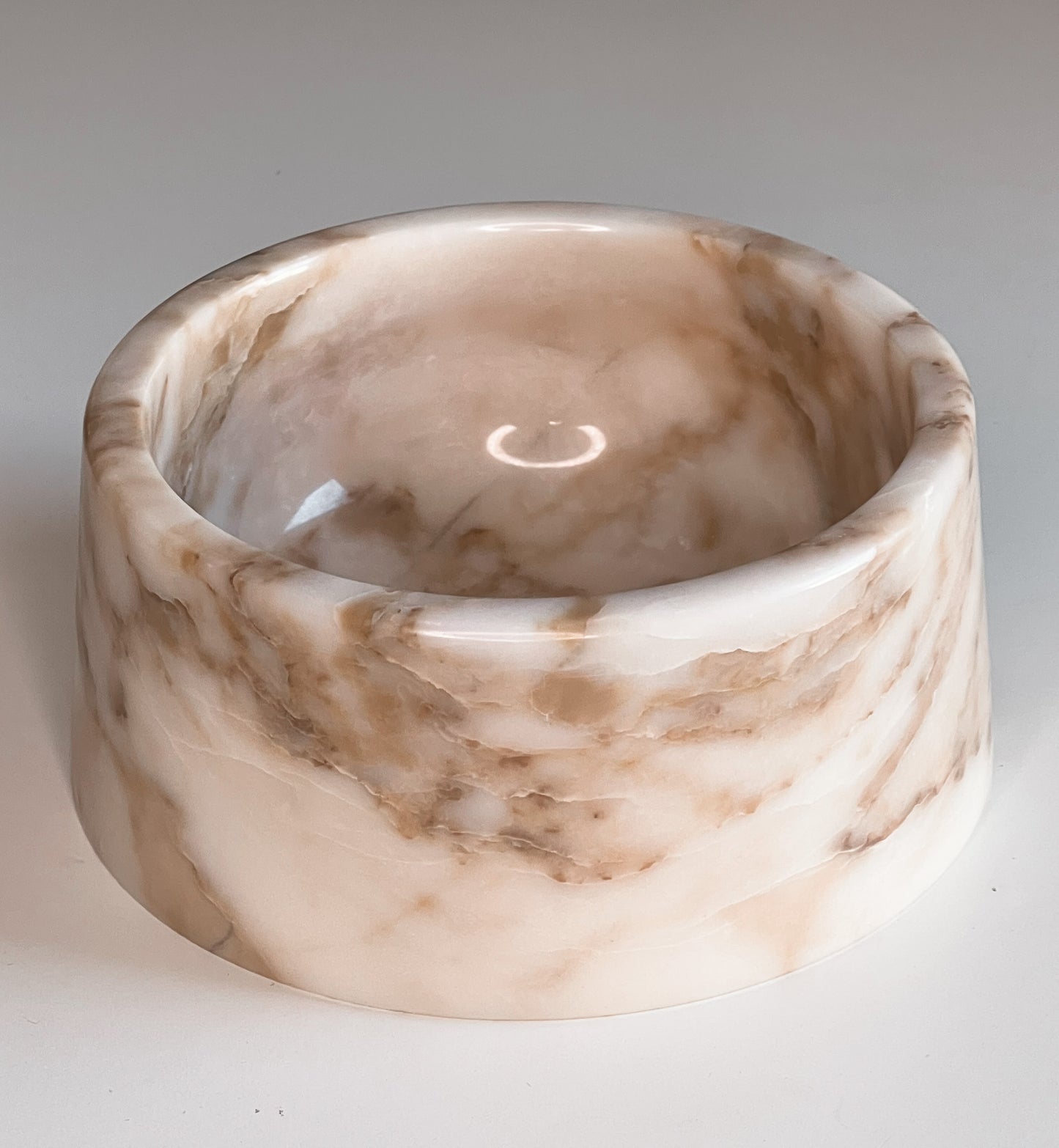 Lyxig hundskål i vit marmor med gyllene detaljer – liten storlek, tidlös design för den sofistikerade hemstilen.