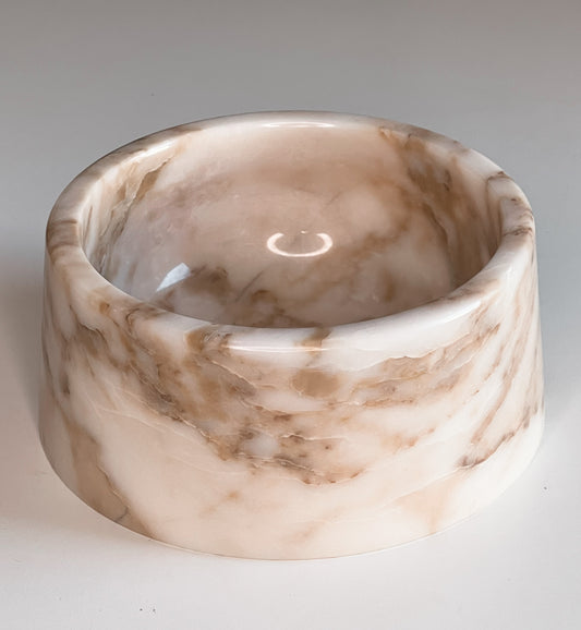 Lyxig hundskål i vit marmor med gyllene detaljer – liten storlek, tidlös design för den sofistikerade hemstilen.
