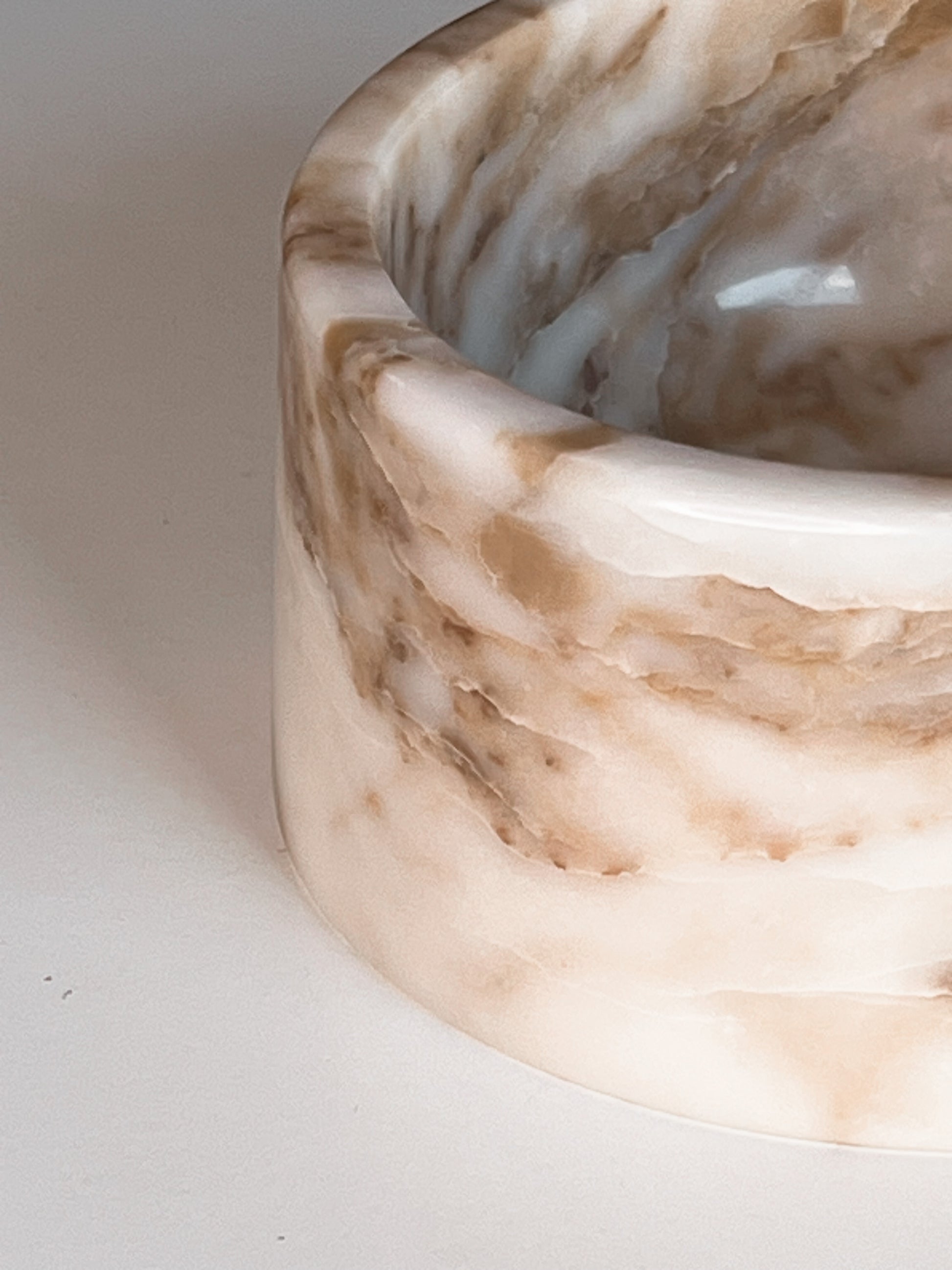 Lyxig hundskål i vit marmor med gyllene detaljer – liten storlek, tidlös design för den sofistikerade hemstilen.