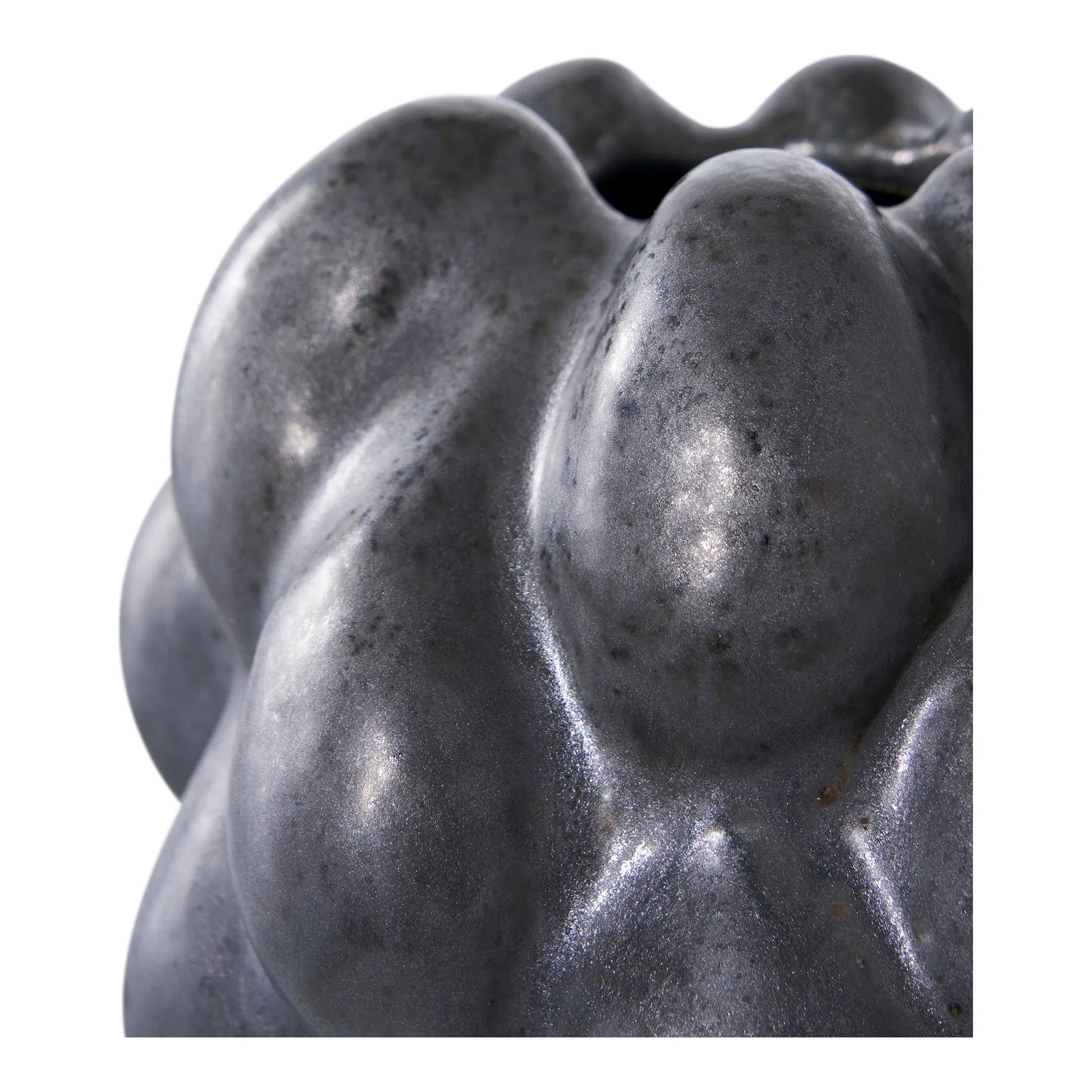 Svart vas i keramik med runda detaljer, närbild