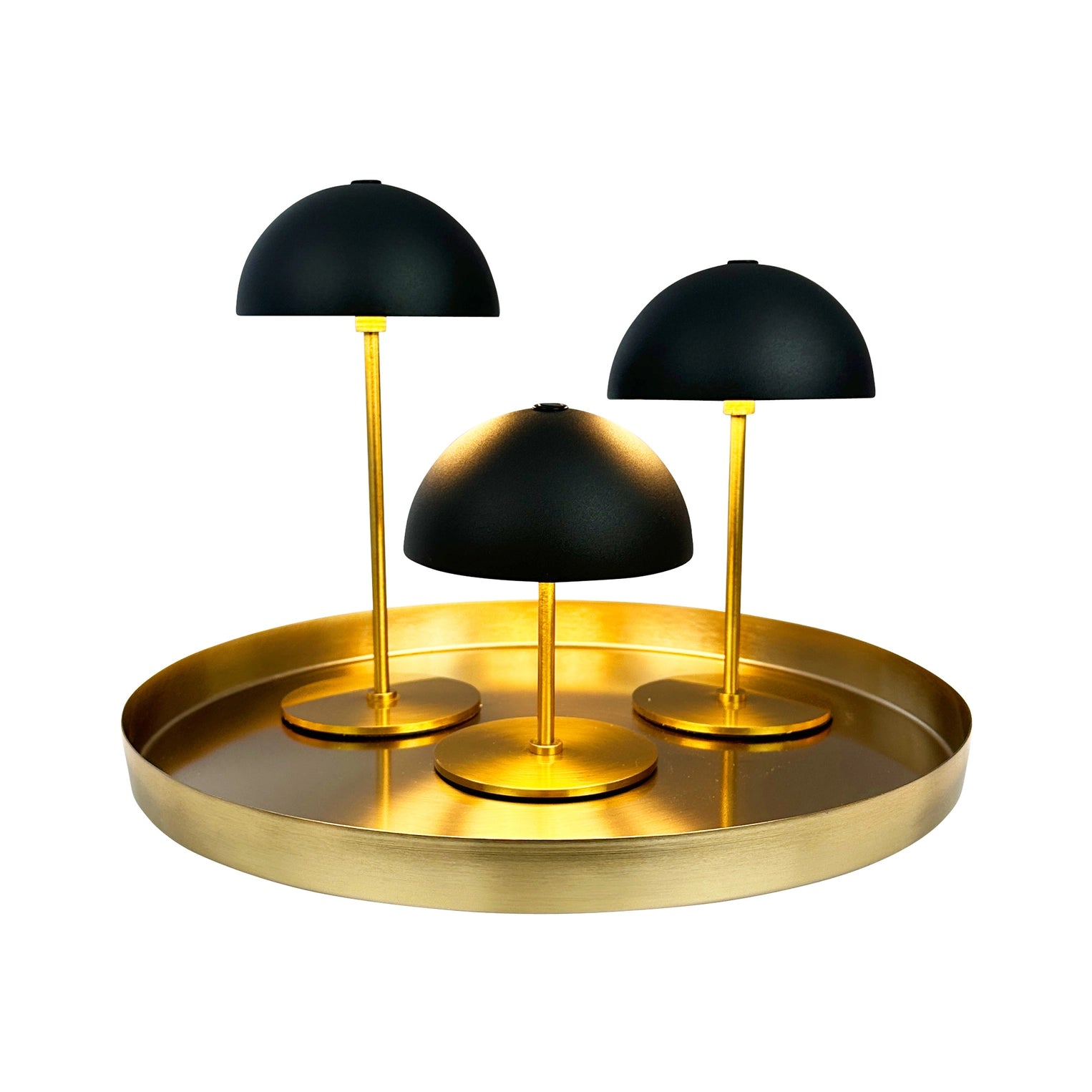 Trådlös bordslampa i mässing och svart med USB-C-laddning.