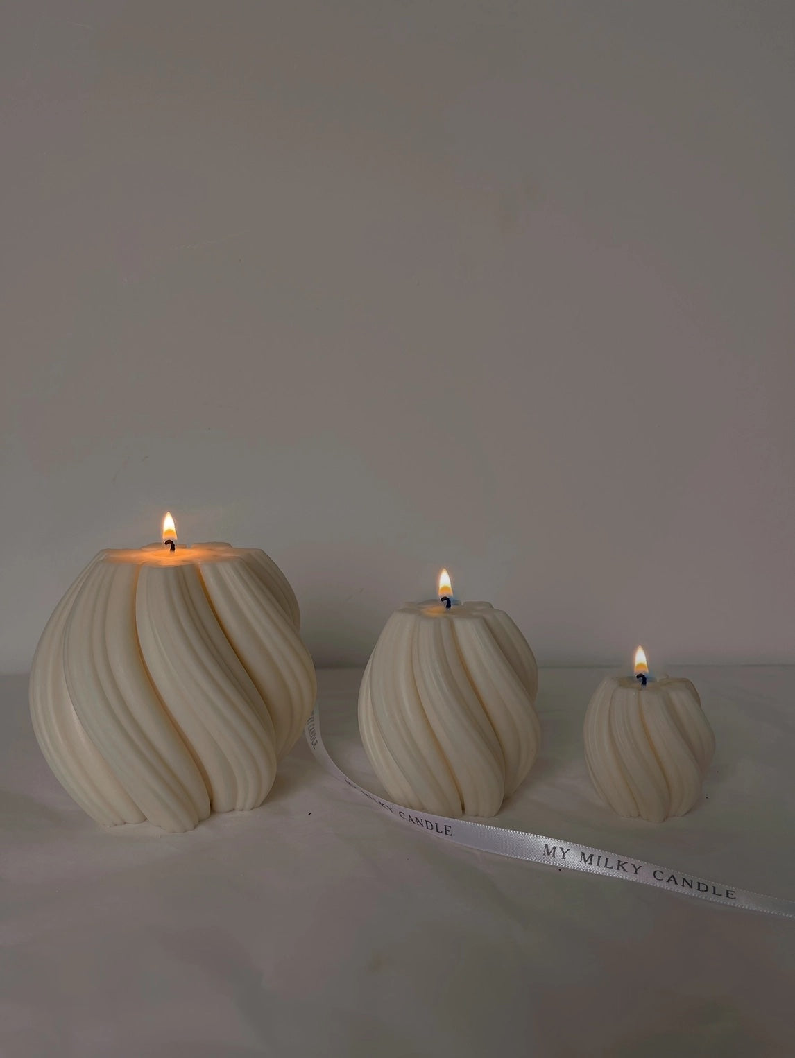 Flamenco crème stor, dekorativt handgjort ljus med doft av rena lakan. Tänt