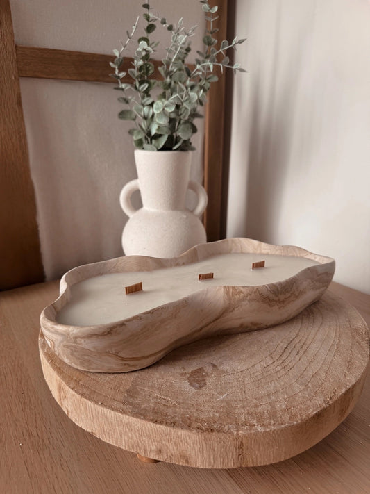 Enorm handgjord ljuskruka i jesmonit, asymmetrisk marmorerad beige med rapsvaxljus