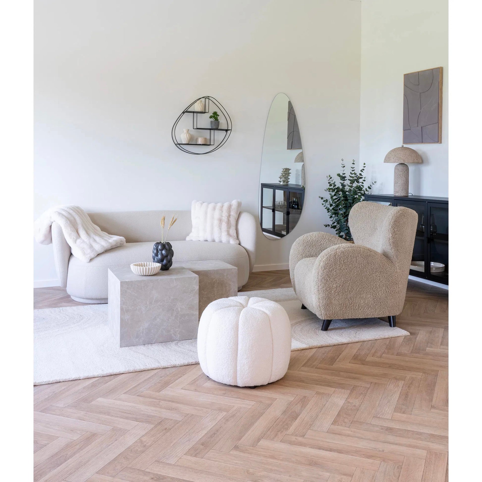 Vit Galena kudde 45x45 cm i soffmiljö