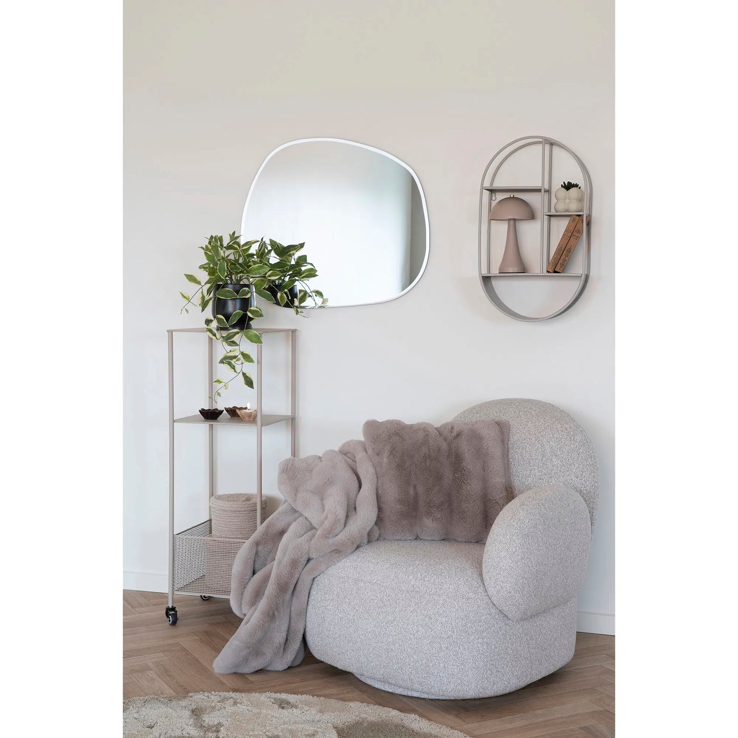 Beige Galena pläd 130x180 cm i soffmiljö