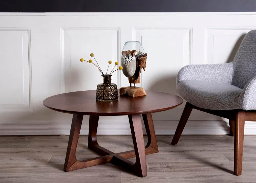 Mellan Waterdrop-skål på bord med heminredning