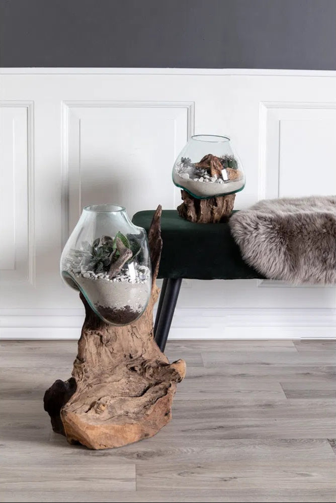 Waterdrop-skål i två olika storlekar en på en sittbänk och den stora på golvet med heminredning