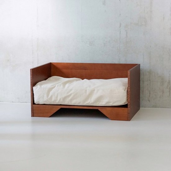 Hundsoffa i trä med bomullskudde, framsida