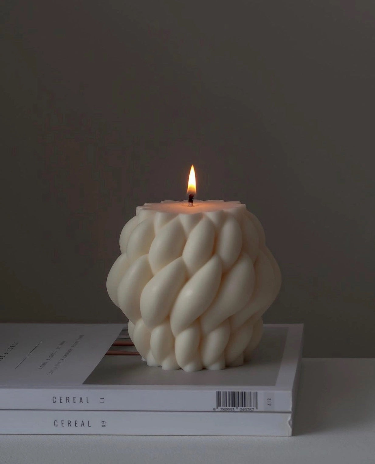 Luna Crème Stor, dekorativt handgjort ljus med sojavax och vaniljdoft