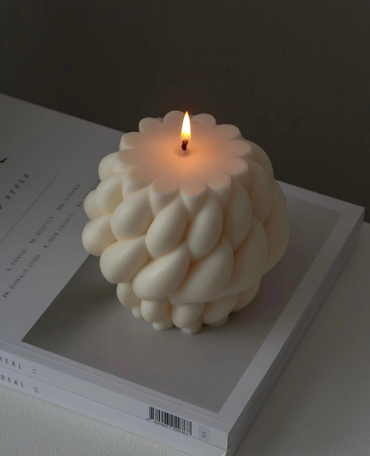 Närbild av bomullsveke på Luna Crème handgjort ljus