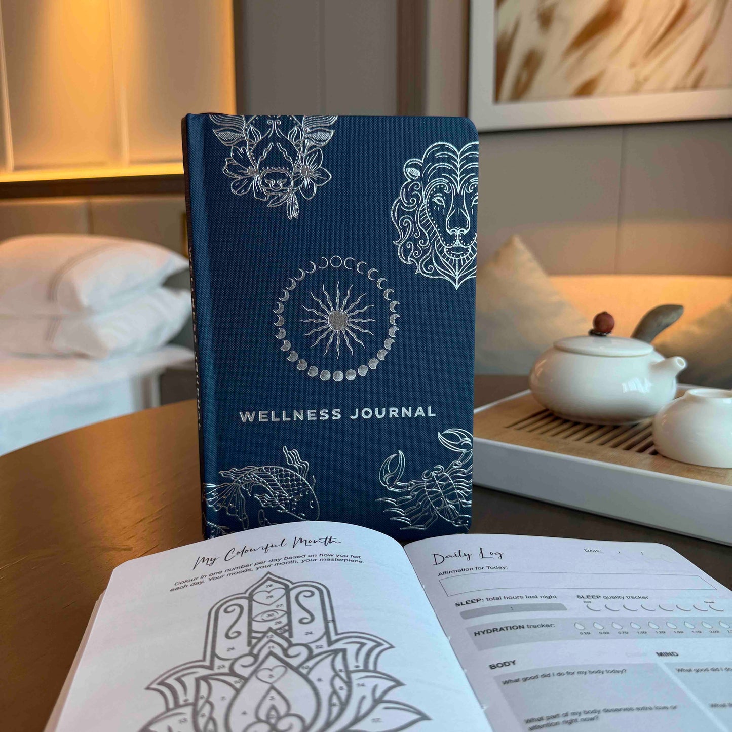 Midnight Blue Wellness Journal med 120 sidor och silver Zodiac-design.