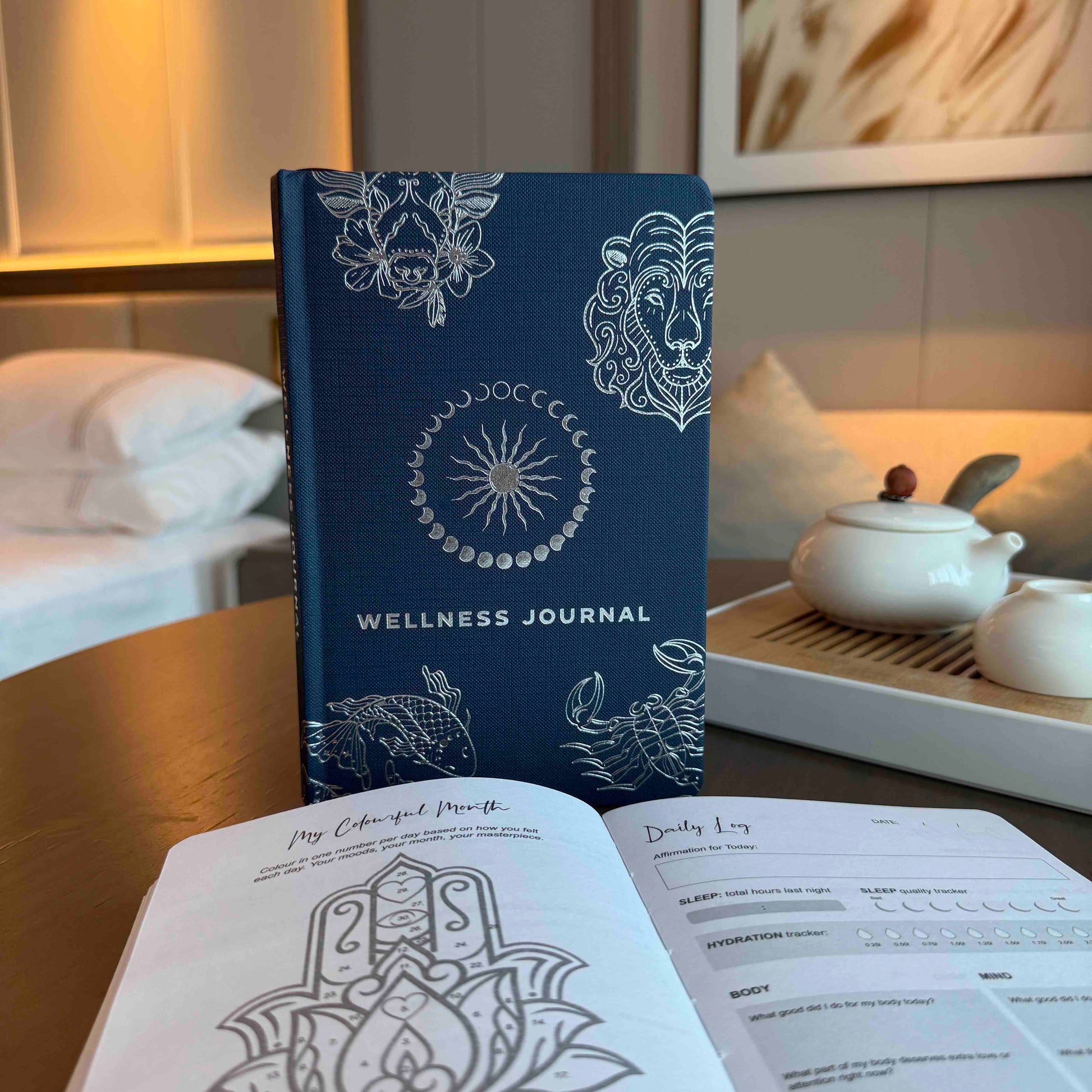 Midnight Blue Wellness Journal med 120 sidor och silver Zodiac-design.