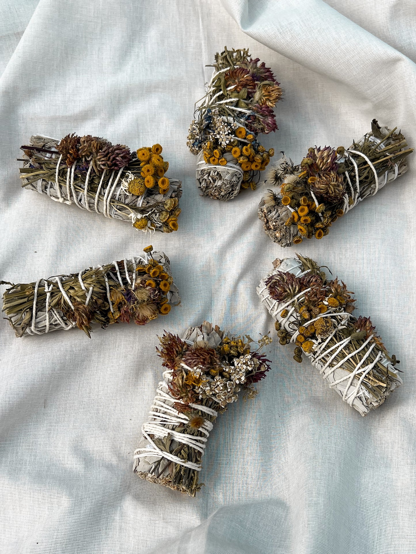 Sage sticks med midsommarblommor för rening av hem och meditation, handgjorda med naturliga örter och blommor.
