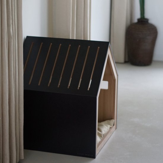 Pet House i svart trä, sedd från sidan