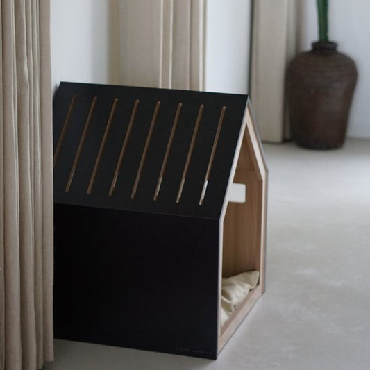 Pet House i svart trä, sedd från sidan