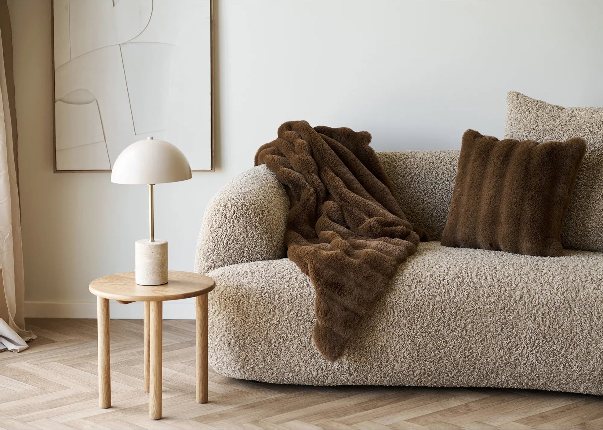 Sheffield bordslampa i marmor med mässing i vardagsrum
