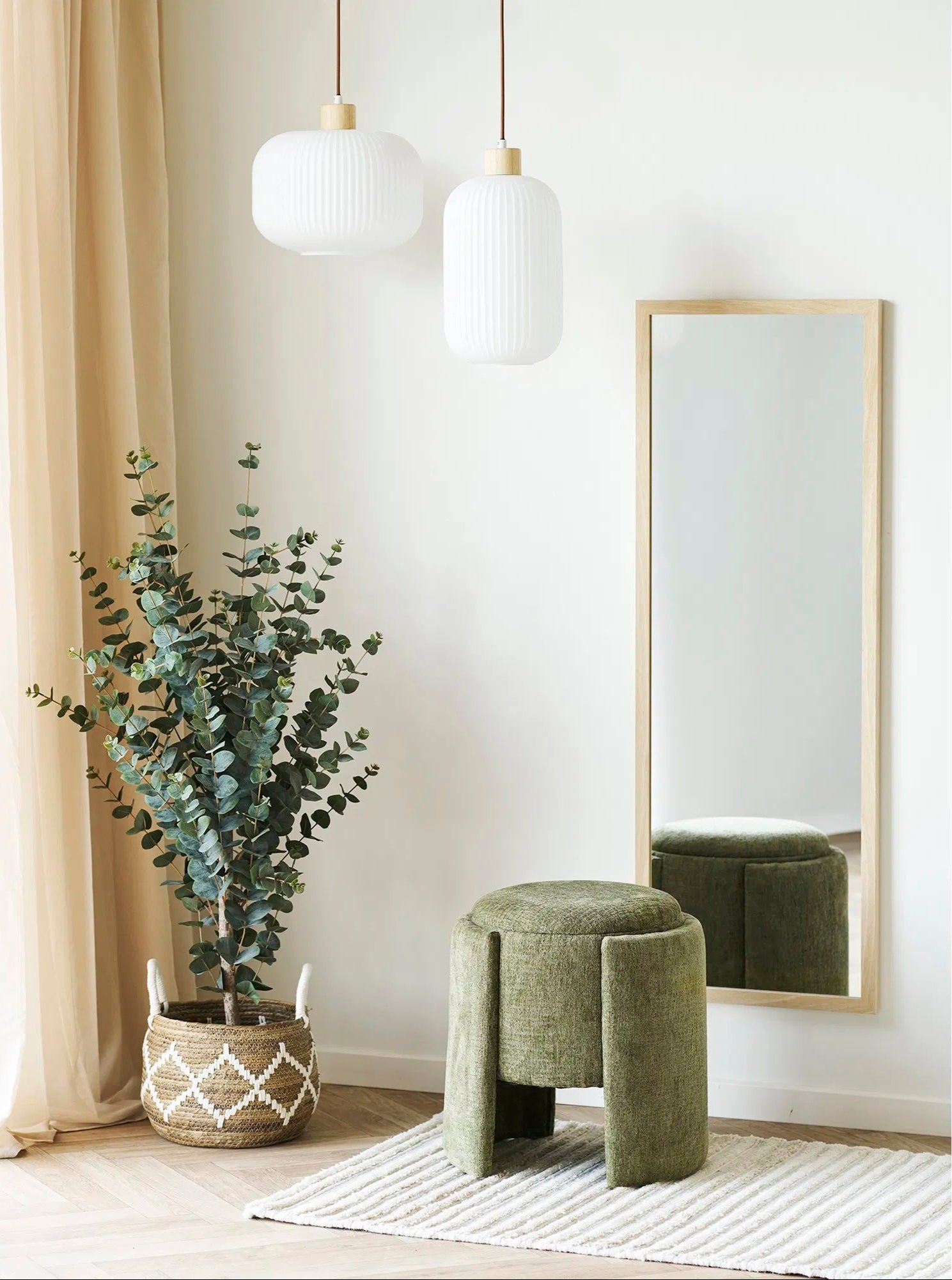 Walsdorf pouf i grön sammet bland inredning